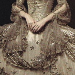 mademoisellelapiquante: Detail of costume