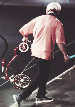 closetblinger:  lee jinki and the chronicles of riding a tricycle  