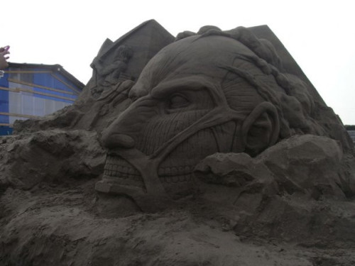 juriakimizu:  “Attack on Titan” Sand Sculpture Celebrates Release of Latest Manga Collection  With volume 11 of the Attack on Titan hitting Japan on August 9th, sand sculptor Hosaka Toshihiko ventured outside the walls on a trip to Enoshima