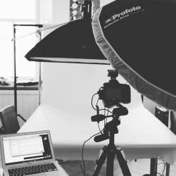 nulleinsfoto:  Set is built - lets start #shooting // Set steht - los geht’s mit dem #fotografieren :) #photography #fotografie #fotograf #photographer #studio #products #produktfotografie #profoto #tabletop @famousbtsmagazine #famousbtsmag #whiteseamless