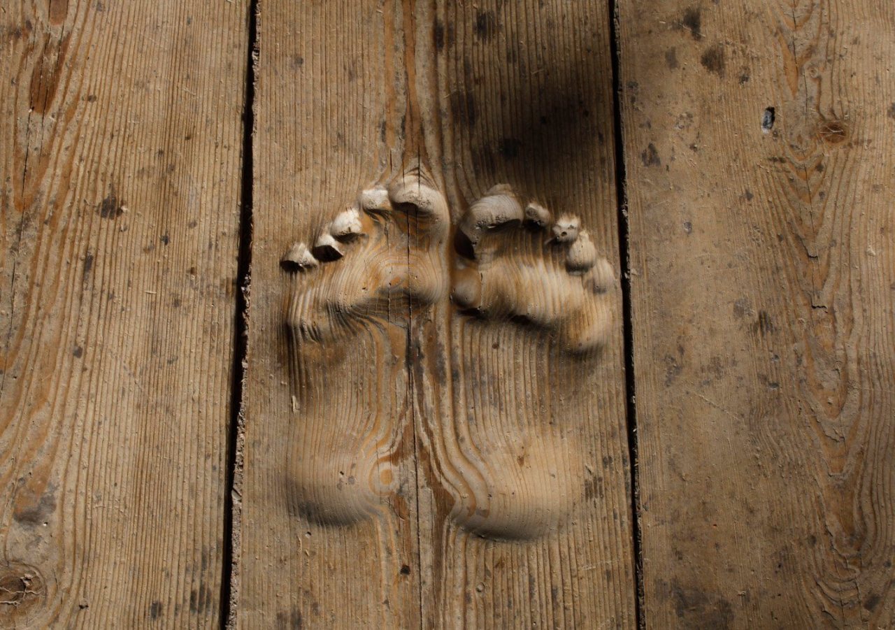 criminalwisdom:  The footprints of Buddhist monk Hua Chi burned into the floor of