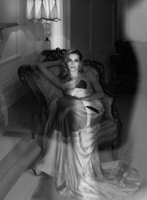 attimiericordi:  attimiericordi 19/04/2016 my edit Ph: Regan Cameron x Harper’s Bazaar   When you have a dramatic night planned…