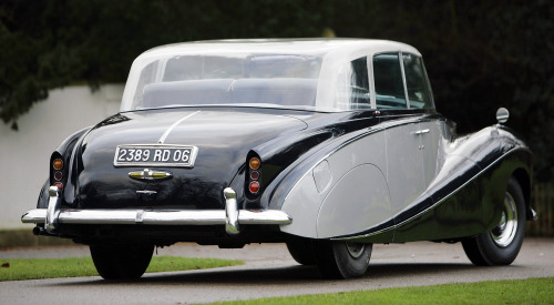 carsthatnevermadeitetc:  Rolls-Royce Silver Wraith “Perspex Top” Saloon, 1956, by Hooper.  Commissioned by flamboyant multi-millionaire, Nubar Gulbenkian for his use on the French Côte d’Azur. There was an electrically operated fabric inner blind