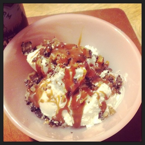 Vanilla bean #icecream topped with chopped #darkchocolate #toffee and drizzled with #vanillabean #ca