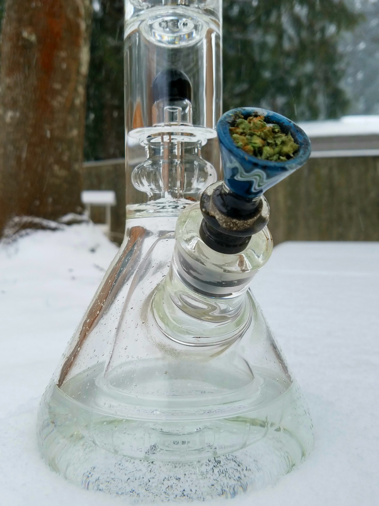 doobiedrewbie:Loaded bowl in a clean bong. 🔥