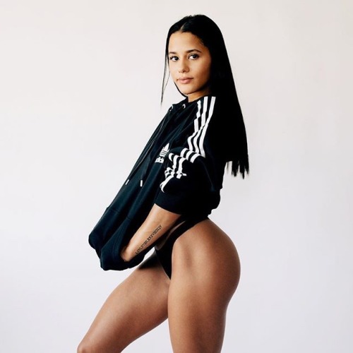 Porn bombshellssonly: @katyaelisehenry  photos