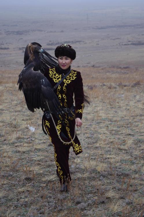 asstwentyfourseven:  archemind:  Makpal Abdrazakova 27-year-old berkutchi (she hunts with a trained eagle) from central Kazhakstan Story here  wow mom 