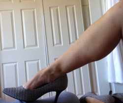 sammifeet:  Modelling some new shoes this afternoon took an interesting turn.