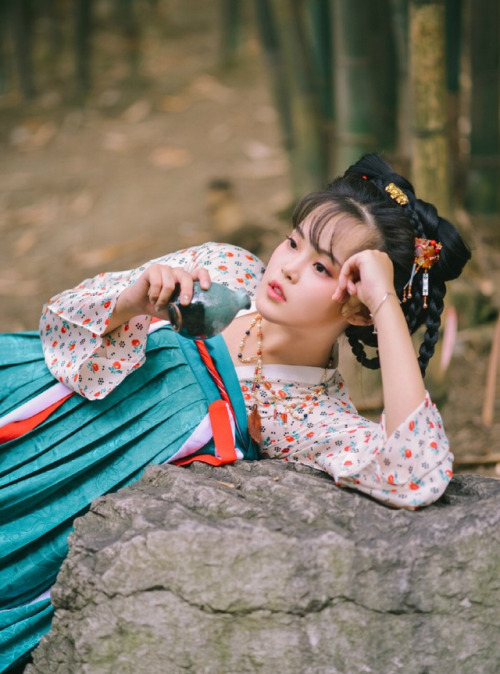 Traditional Chinese hanfu by 朝露之城