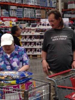 omgbuglen:  godotal:  Guy at Costco  Great