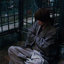heckyeahruroken:  RUROUNI KENSHIN IN LETTERS » P for Prison  Man I freaking love this scene. He&rsqu