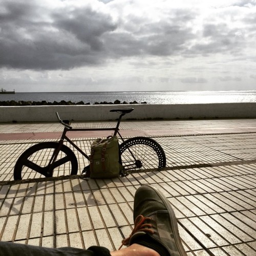 geot74: Mi oficina durante un ratito #Fixies #fixedbike #fixedporn #bikeporn #herschel #clae @regali