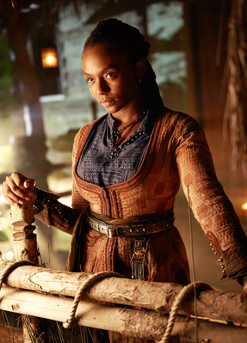 fuckyeahcostumedramas:Zethu Dlomo in ‘Black Sails’ (2014). xWhat Yellowfinger Heysel would wear.