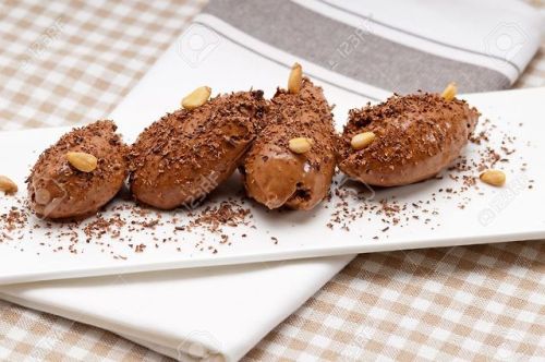 Fonte www.es.123rf.com 17050432-fresca-hecha-en-casa-quenelle-de-mousse-de-chocolate-de-postre-Foto-