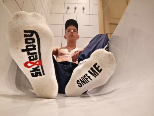 sk8erboy-eu:#smelly #sox #sk8er #sk8erboy #sk8terboy #sneaxn #sneaker #nuroriginalistlegal #smellysox #nike #adidas #sneakerporn #sniffit #gayfetish #fetishparty #sportswear #gear #fetishgear #whitesocksfetish #whitesocks #smellysocks #gayparty #scallyboy