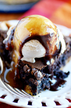 guardians-of-the-food:  Slutty Brownie Pie