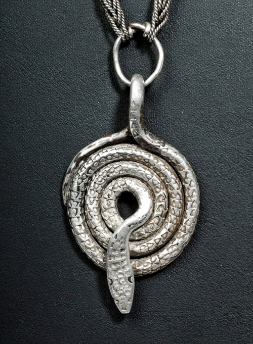 archaicwonder:Viking Silver Snake Pendant and Chain, Late 9th Century ADThe serpent form may relate 