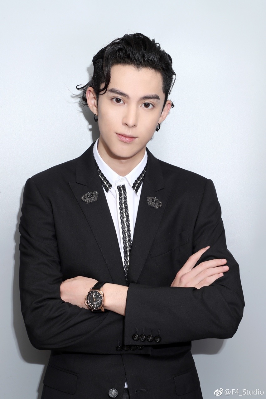 Dylan Wang with his Black Suits for 2022 Weibo Night So Dashing