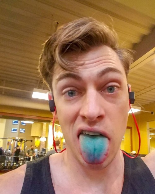 I dont know if anyone from my gym has ever seen me without my blue preworkout mouth. Hahaha . #self