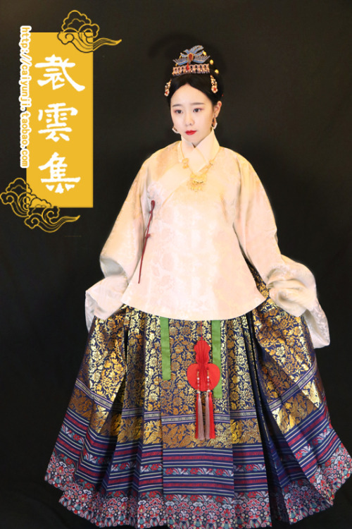 fouryearsofshades:Ming style cross-collar plus mamian qun 裁云集The skirt is a replica of one of the pi