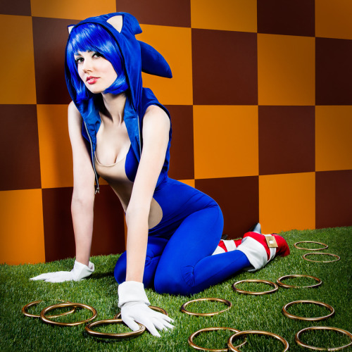 kittenplaycollective:  cosplayfanatics:  Sonic Cosplay By nihilistique Follow cosplayfanatics.tumblr.com for more cosplay   Well now I’ve seen everything ^.^    Hahaha I’ve never wanted to do it with a hedgehog like I do now!