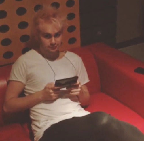 lashtonsbitch:  This pic really gets me going