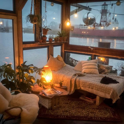 the-cozy-room:claudiusschulze‘My home for the winter: Amsterdam! It’s cosy and warm by the furnace. 