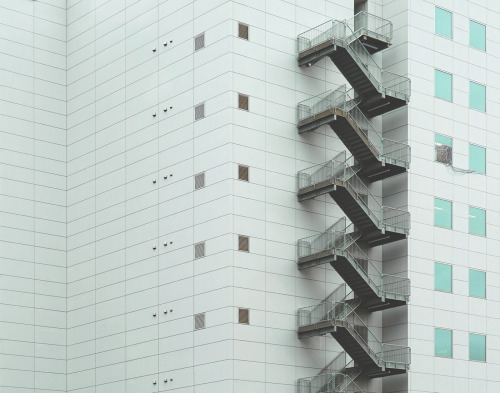  Nina Geometrieva Téléportation surréaliste à Tokyo, entre immenses buildings et capsule hotels. 