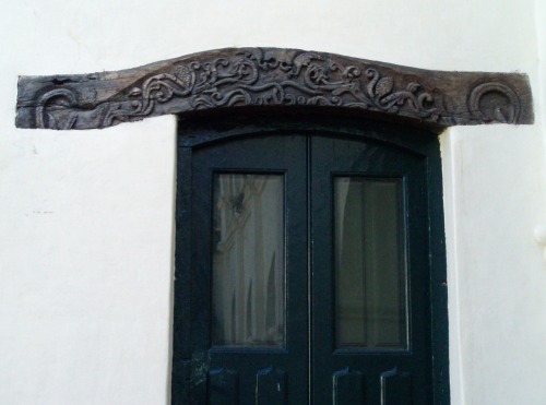 Puerta con elaboradamente tallada dintel, Ciudad de Salta, Argentina, 2007.