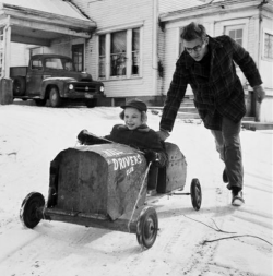 fatiguea:  James Dean and his cousin in December 1954 
