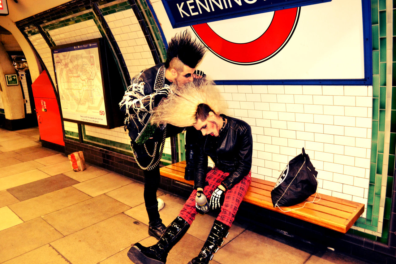 sieg-ziggurat:  Chowing down on my mates mohawk…taste like hairspray flavoured