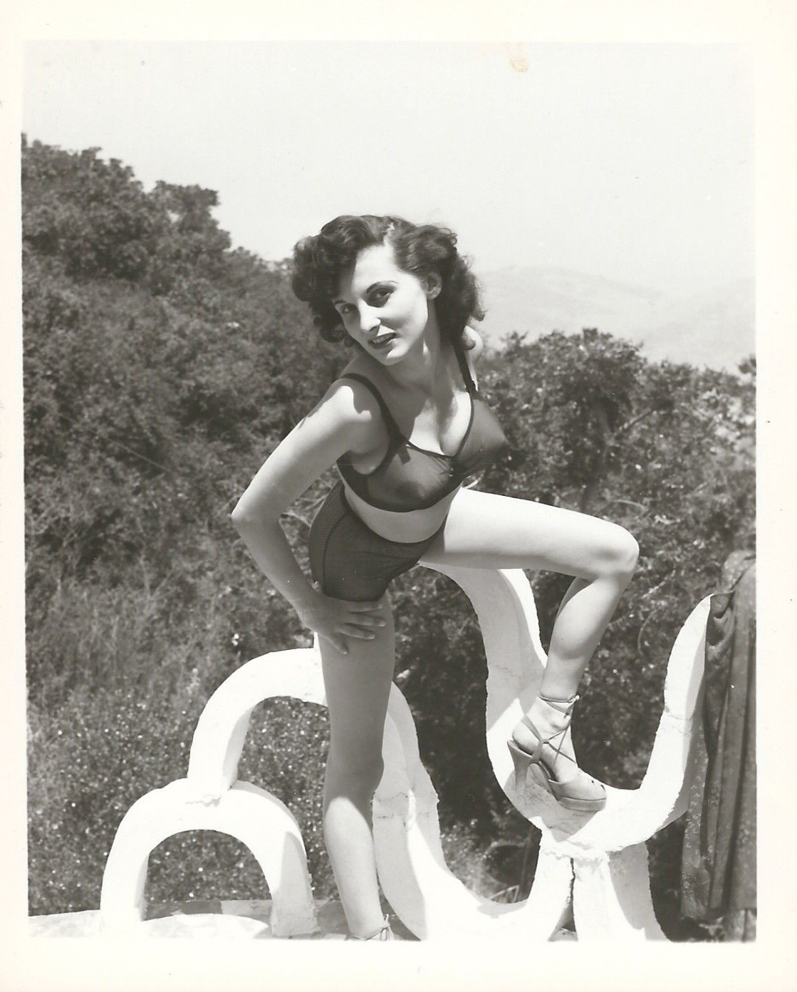 (Donna Mae) &ldquo;Busty&rdquo; Brown Posing for photographer Harold Lloyd,