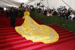 katemids-deactivated20221022: Rihanna’s gown at the 2015 Met Gala