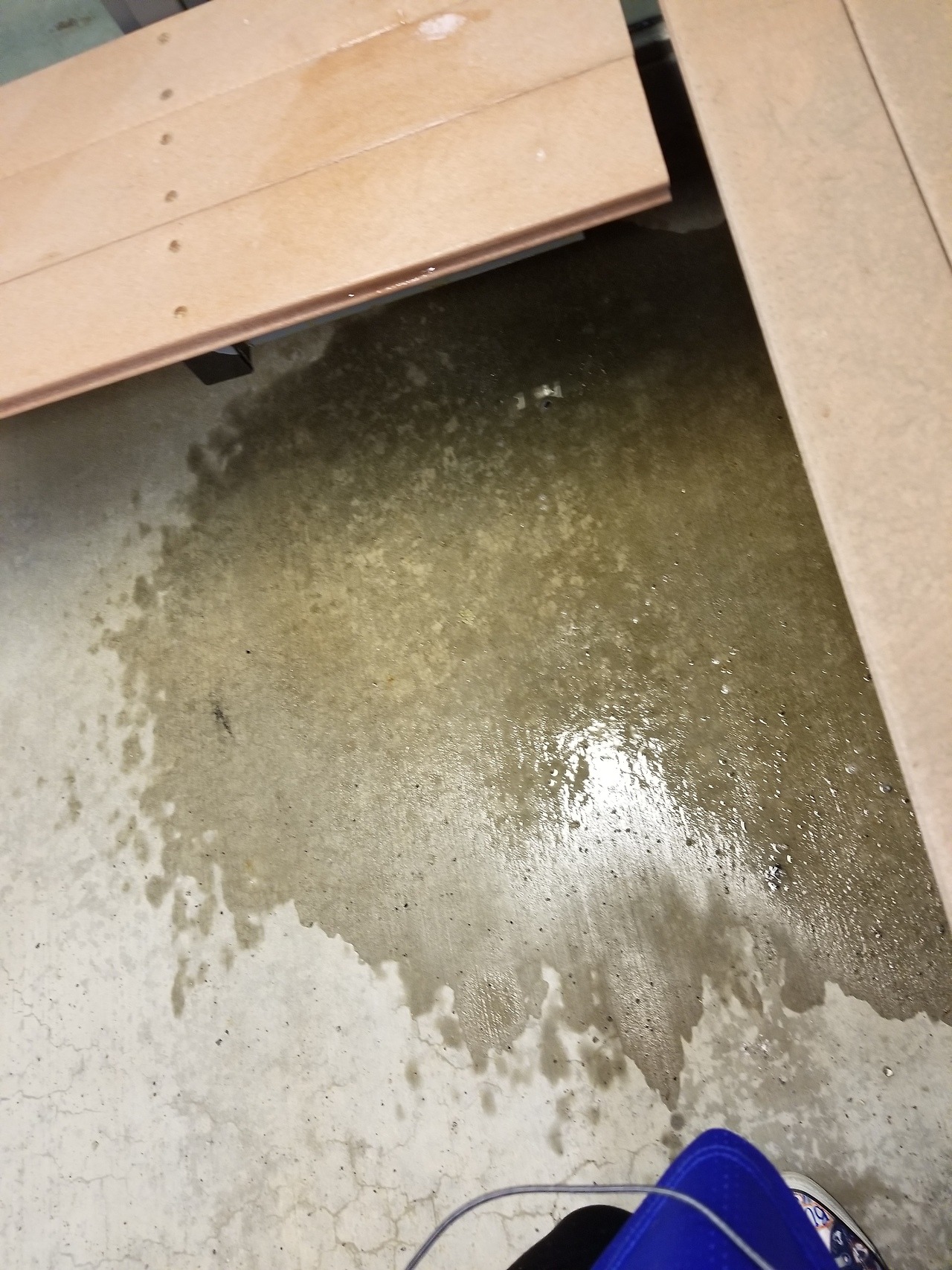 wetlittleme:I made a mess in an airport parking lot…
