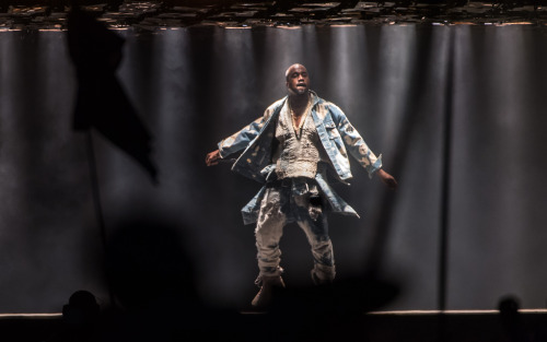 Kanye does Glastonbury with Justin Vernon, Stage Crasher, “Bohemian Rhapsody”