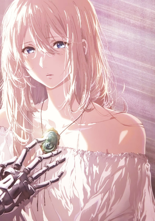 lily-liegh:merysedits:Violet Evergarden movie key visualthere’s Gilbert in her brooch!