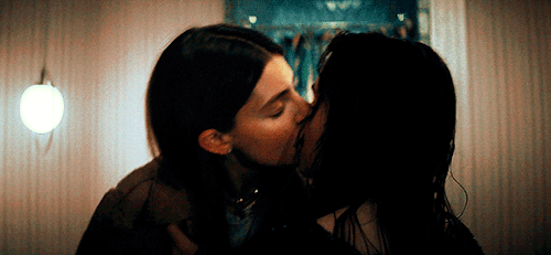 supercrazypurplegirl:redgifs:Booksmart (2019)This is how I always want these scenes to end and they 