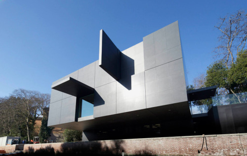 digitalramen:   This waterfront building for the arts in Venice by Denton Corker Marshall features e