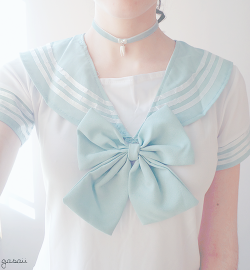 pastelglitterbomb:  gasaii:    ♥ Sucre Noir’s velvet choker, click for my full review ♥     : *:* kaboom*:*: