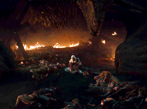 smartrants101: mhysaofdragons: Drogon comforting Dany It’s okay ma, I’m here
