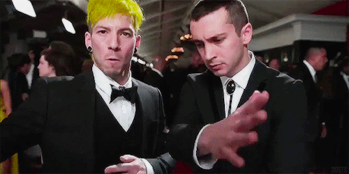 Twenty One Pilots stuns in the E! Glambot on the 2017 Grammys Red Carpet.