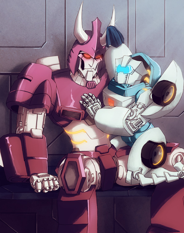 crono8:  lesnee:  rorby:  Careful, Tailgate, Cyclonus’ horns are rather… sensitive.