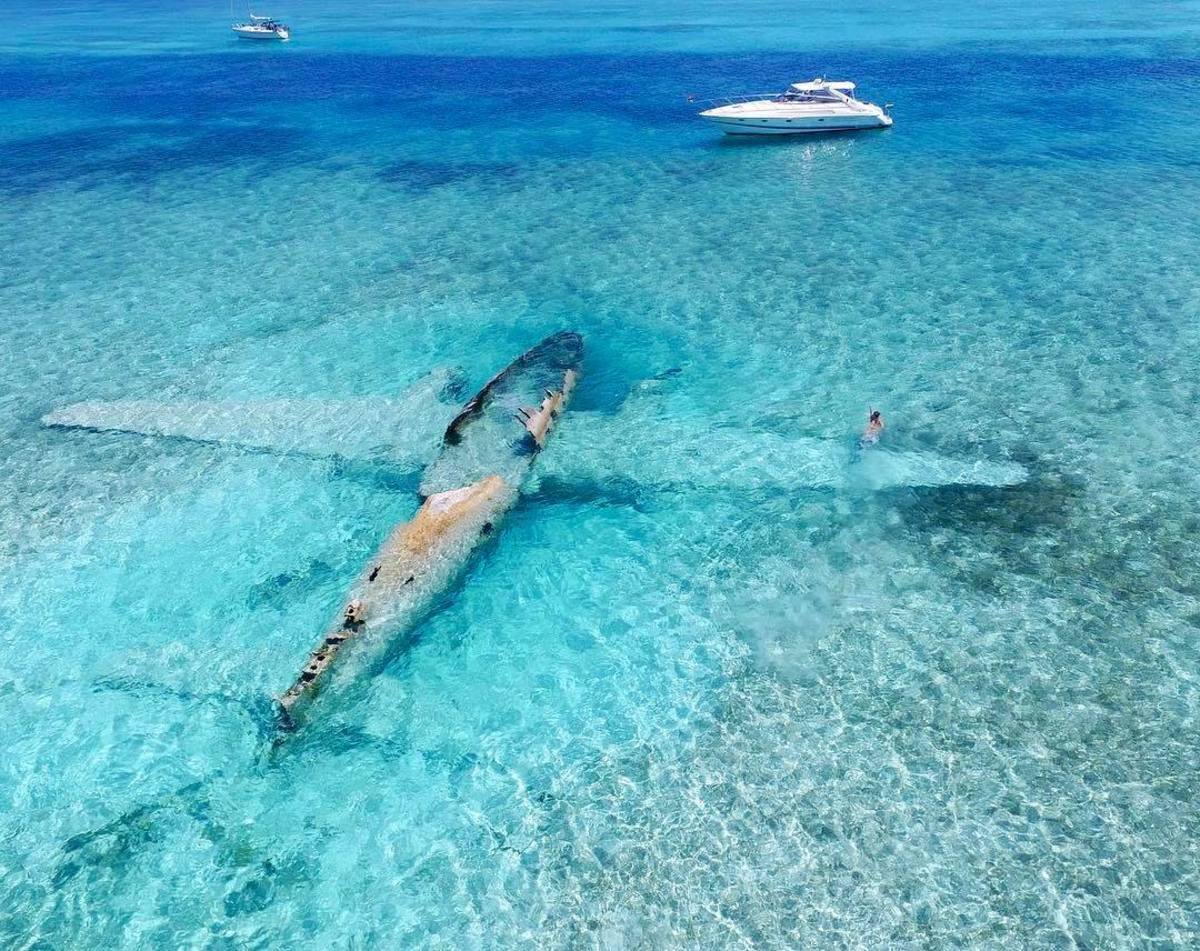 enrique262:  Curtiss C-46 Commando wreck in the Bahamas. Usually reported as a drug