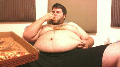 iwantyoufat: Look at him stuffing his face with pizza when he’s so fat already. Wish I was the