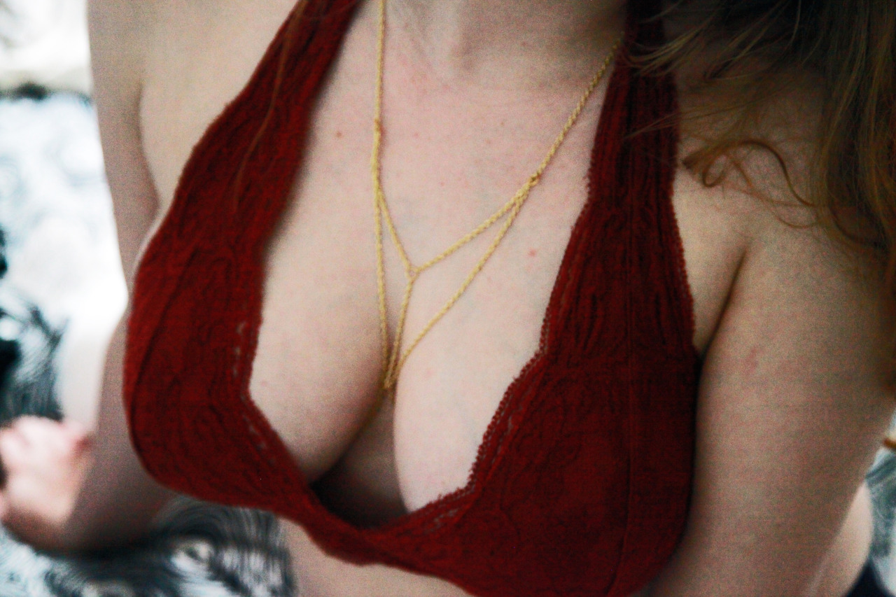 xmousecolouredx:  showing off the new bodychain from etsy!!