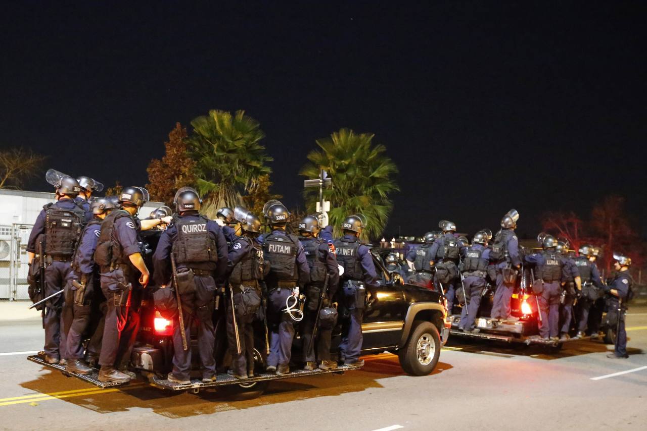 RECLAMO. Las protestas por Ferguson se extienden por segundo día en Estados Unidos, más de 2.000 efectivos de la Guardia Nacional fueron enviados a la zona de St. Louis para controlar una segunda jornada de disturbios, después de que un jurado...