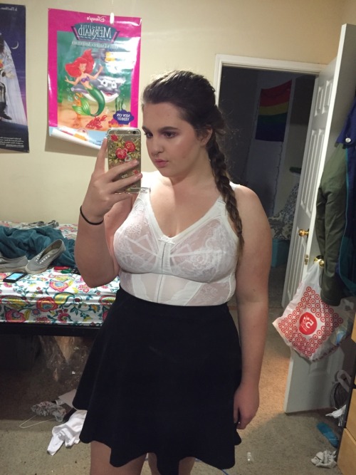 loveshrine: my room is messy but got dam I look good