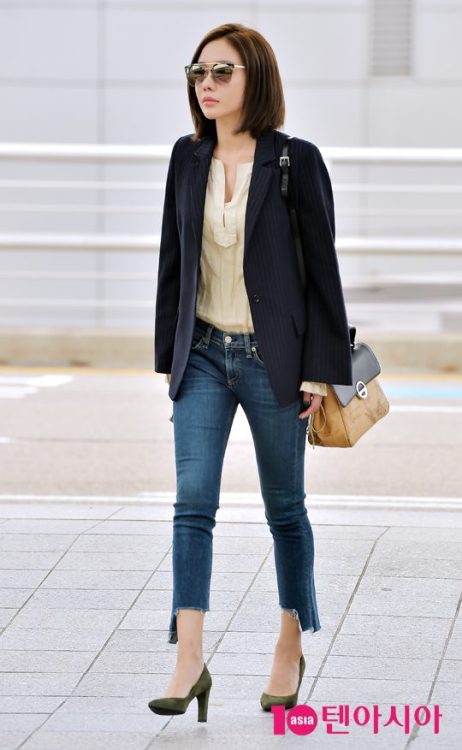 Kim Jung Ah (actress)160819 -   Incheon International Airportcr. tenasia.co.kr