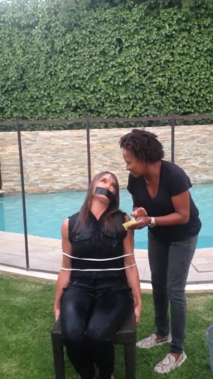 captainkidnap: Brooke Shields’ super sexy ice bucket challenge. Video