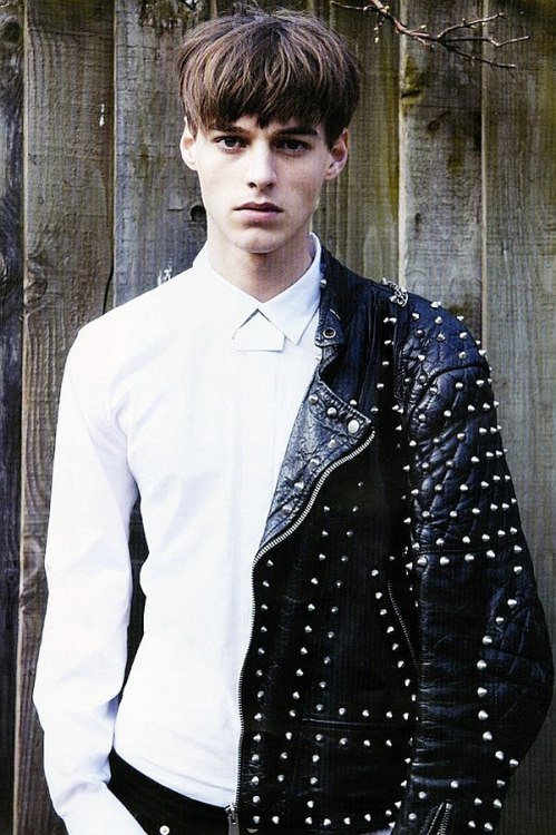 robbie wadge6 feet, 1 inchlight brown hairblue-green eyesborn march 1, 199124 years oldenglish model